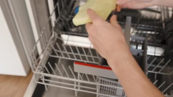 Mujer Sacude Detergente Del Lavavajillas Coloca Dentro Soporte Cámara Lenta — Vídeos de Stock
