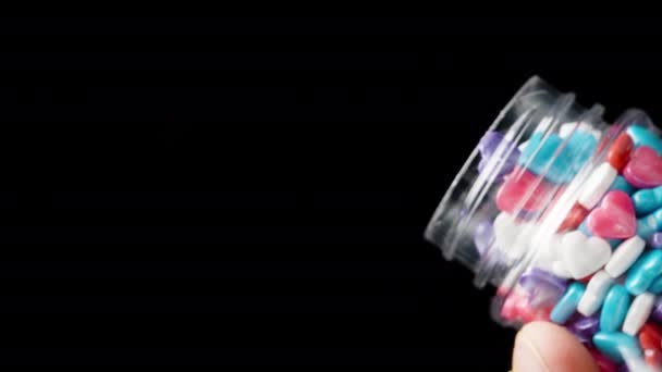 Zuckerstreusel Dekorationen Form Von Bunten Herzen Aus Einem Glas Auf — Stockvideo
