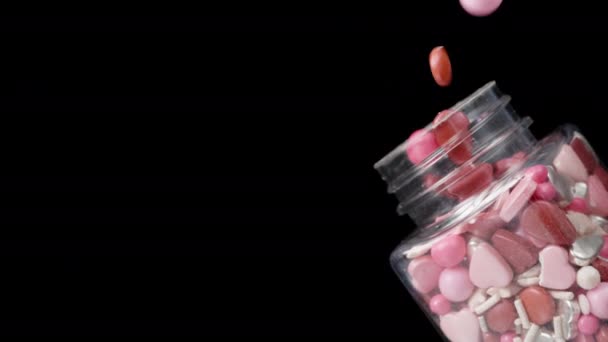 Посыпать Украшения Конфеты Розовые Сердца Яйца Падают Стол Вид Ниже — стоковое видео