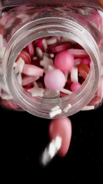 Вертикальне Відео Рожевих Тонах Солодкі Прикраси Вигляді Сердець Кульок Виливають — стокове відео