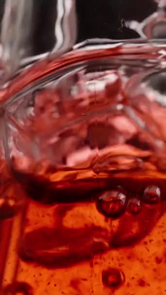Vertikales Video Durch Einen Gläsernen Strohhalm Bläst Eine Flasche Mit — Stockvideo