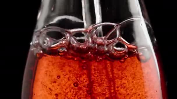 Makroflasche Mit Roter Soda Einsetzen Eines Strohhalms Und Blasen Die — Stockvideo