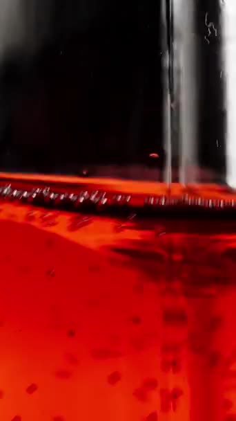 Lodret Video Omrøring Rød Sodavand Med Gennemsigtigt Sugerør Klar Glasflaske – Stock-video