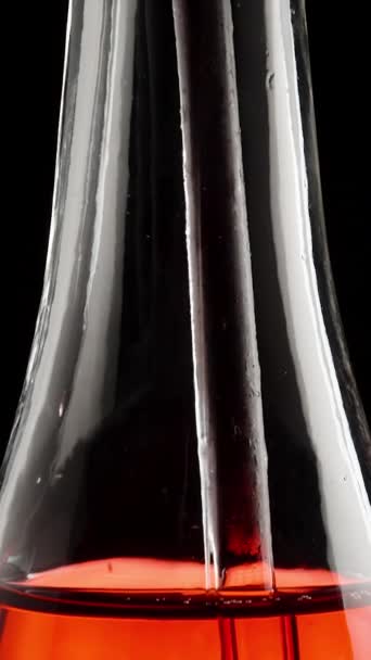Függőleges Videó Egy Red Soda Iszik Egy Átlátszó Szívószálból Egy — Stock videók