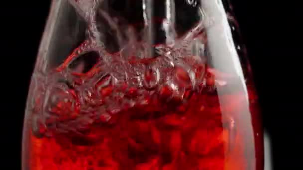 Lahvička Červené Limonády Naplní Vzduchovými Bublinami Když Vfoukne Slámy Pomalý — Stock video