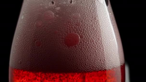 Bolhas Descem Lentamente Uma Garrafa Refrigerante Vermelho Macro — Vídeo de Stock