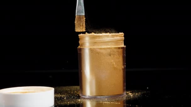 Απομακρύνοντας Πινέλο Από Χρυσή Σκόνη Στο Βάζο Και Σωματίδια Χρυσής — Αρχείο Βίντεο