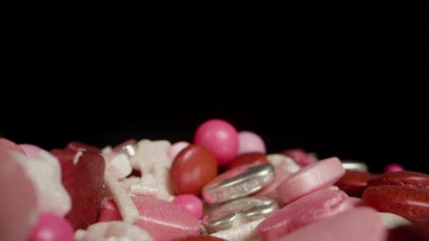 Zucker Streut Form Von Herzen Und Rosa Kugeln Auf Einem — Stockvideo