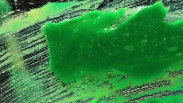 Μια Κολλώδης Πράσινη Ουσία Αλείφεται Όλο Γυαλί Σαν Στην Οθόνη — Αρχείο Βίντεο
