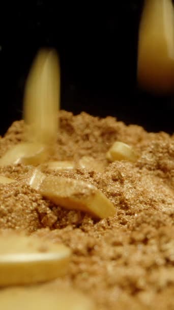 Video Verticale Rallentatore Caramelle Forma Cuore Cadono Zucchero Velo Dorato — Video Stock