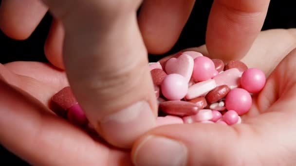 Pequeno Coração Balas Forma Bola Rosa Vermelho Mão Uma Mulher — Vídeo de Stock