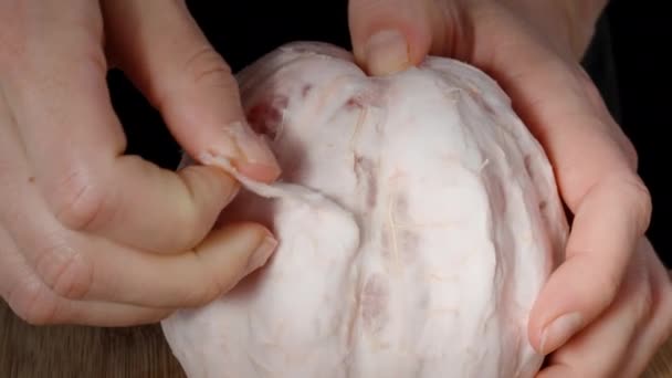 Close Mãos Femininas Descascando Pele Espessa Carne Pomelo — Vídeo de Stock