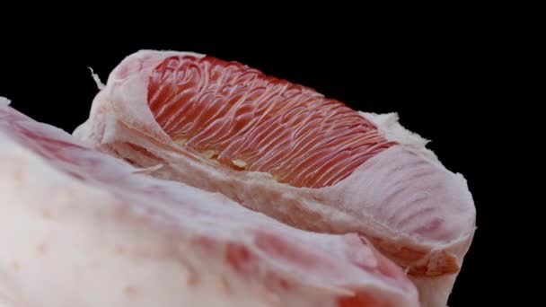 Metade Pomelo Gira Sobre Fundo Preto Mostrando Veias Vermelhas Carne — Vídeo de Stock