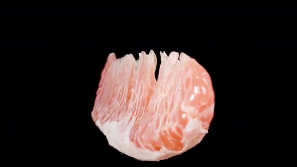 Sulu Kırmızı Damarlı Pomelo Dilimi Zole Arkaplanda Döndürülmüş Döndürme — Stok video
