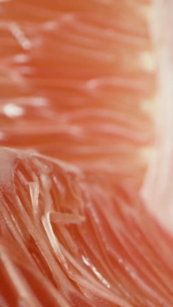 Vídeo Vertical Câmera Desliza Entre Metades Pomelo Com Carne Vermelha — Vídeo de Stock