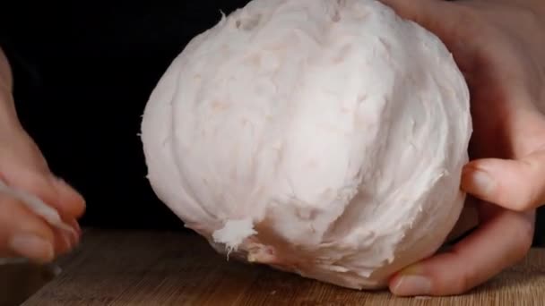 Close Seorang Wanita Memisahkan Kulit Putih Dari Daging Pomelo Tersebut — Stok Video