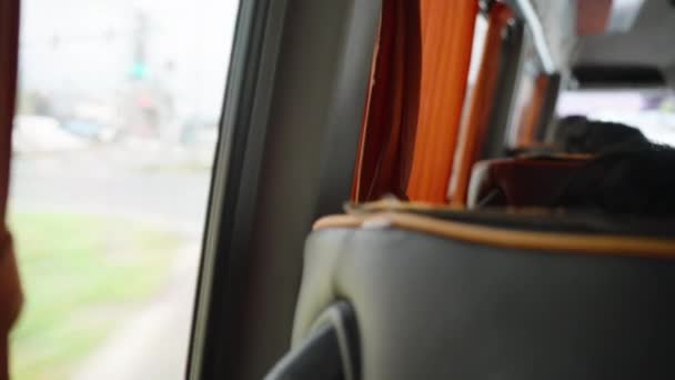 Reise Touristenbus Blick Aus Dem Fenster Vom Rücksitz Rote Vorhänge — Stockvideo