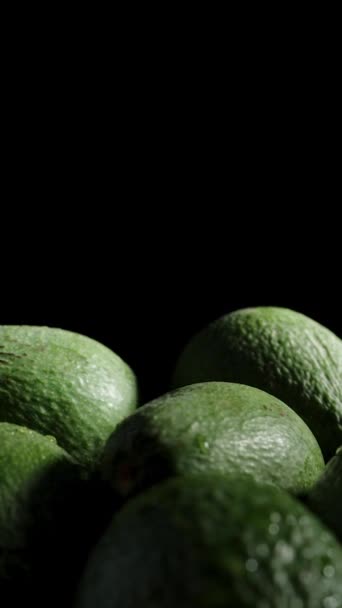 Avocados Diatur Dalam Baris Rapi Atas Meja Dalam Kegelapan Dengan — Stok Video