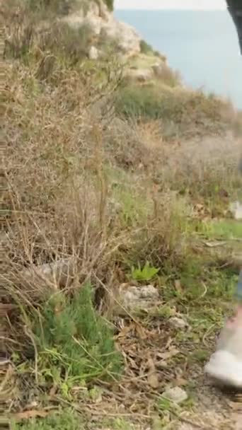 Dikey Video Deniz Manzaralı Dağ Yolu Nda Yürüyen Bir Kadının — Stok video