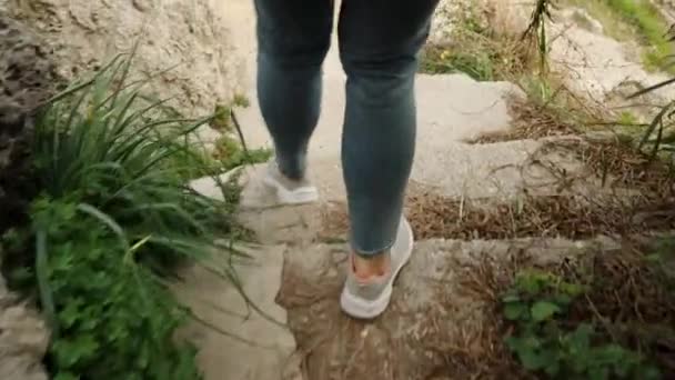 Kameran Följer Kvinna Nedför Trappan Parken Hon Böjer Sig Ner — Stockvideo
