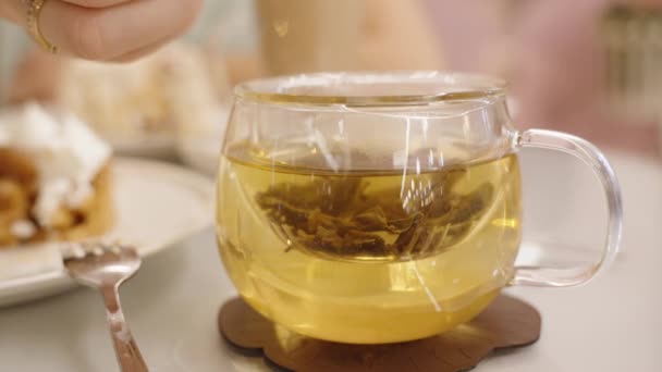 Eine Tasse Tee Wird Zucker Gegossen Vor Dem Hintergrund Süßer — Stockvideo