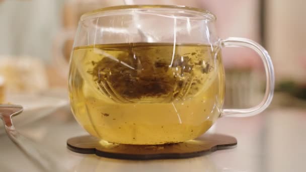 在杯子里搅拌茶叶子 微粒飘落下来 慢动作 — 图库视频影像