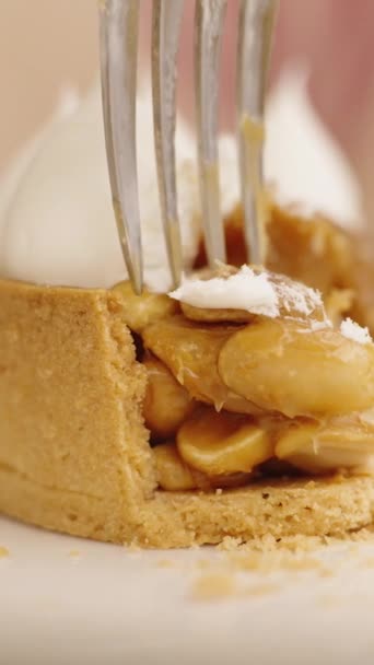 Vídeo Vertical Torta Caramelo Amendoim Close Uma Porção Sendo Cortada — Vídeo de Stock