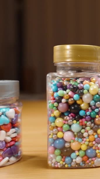 Verticale Video Een Houten Tafel Potten Met Suikersprenkeltjes Van Verschillende — Stockvideo