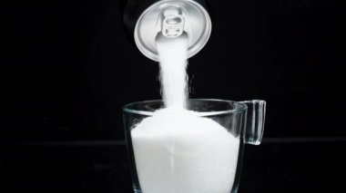 Fırça yavaş yavaş dar cam tüpe giriyor, temizlerken kıllarını duvarlara bastırıyor. Makro kaydırma atışı.