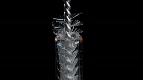 Щітка Чищення Виходить Скляної Трубки Розгортаючи Пластикову Щетину Макро Постріл — стокове відео