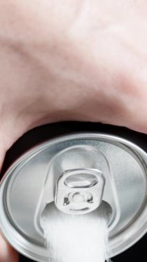 Dikey video. Soda kutusundan beyaz şeker bir bardağa doldurulur. Yüksek Şekerli Zararlı İçecekler kavramı. Yavaş Çekim, Yakın Çekim.