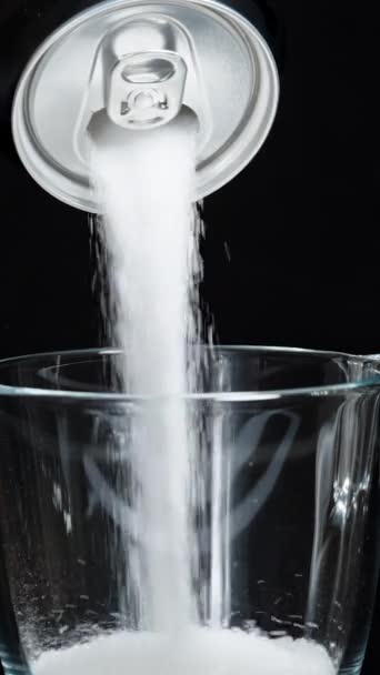 Vídeo Vertical Azúcar Vierte Vaso Una Lata Soda Sobre Fondo — Vídeos de Stock