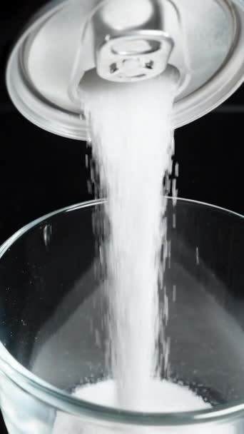 Vídeo Vertical Açúcar Derramado Uma Lata Vez Refrigerante Conceito Bebidas — Vídeo de Stock