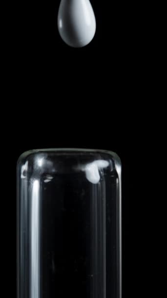 Vídeo Vertical Cepillo Limpieza Insertado Vaso Bebiendo Paja Macro Rodada — Vídeos de Stock