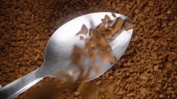 Obracające Się Tło Rozpuszczalnych Granulek Kawy Wlewanych Łyżki Widok Góry — Wideo stockowe