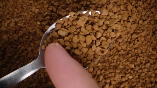 Palce Odpychają Rozpuszczalne Granulki Kawy Widok Góry Tle Licznych Granulek — Wideo stockowe