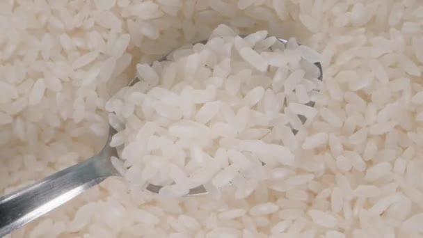 Lžíce Bílou Rýží Pomalu Stoupá Vzhůru Pod Otáčí Rýže — Stock video