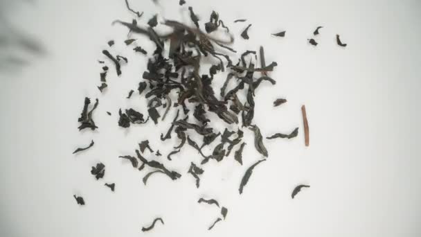Κοντινό Πλάνο Του Loose Leaf Τσάι Ξηρά Φύλλα Πέφτουν Από — Αρχείο Βίντεο