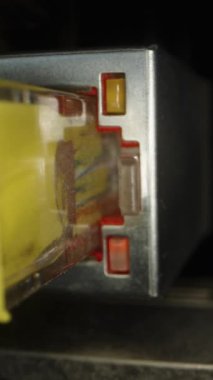 Dikey video. Bir bilgisayarın internet bağlantısı, yanıp sönen ışıkları ve sarı kablosu olan ethernet portu. Dolly kaydırıcı aşırı yakın çekim.