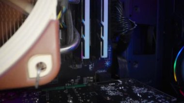 Bilgisayar bileşenleri ve RGB içeride gökkuşağı renginde titreşiyor. Dolly kaydırıcı aşırı yakın çekim.