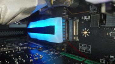 Gökkuşağı RGB aydınlatması NVMe sürücüsünün ısıtıcısında bir masaüstü bilgisayarının içindeki ana kartta. Bilgisayarın iç bileşenleri. Dolly kaydırıcı, kapat..