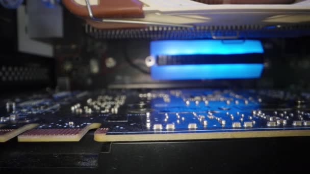 台式计算机中的微电子组件 Nvme驱动器的散热器上的彩虹Rgb灯 多莉滑翔机 — 图库视频影像