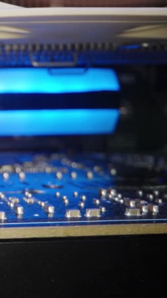 垂直录像 台式计算机中的微电子组件 Nvme驱动器的散热器上的彩虹Rgb灯 多莉滑翔机 — 图库视频影像