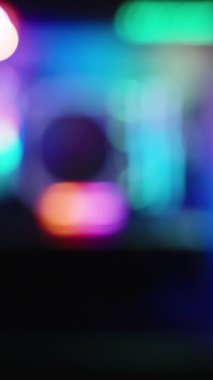 Dikey video. Odaklanamayan görüntü, PC içinde gökkuşağı RGB ışıklandırması. Odaklanma tekniği.
