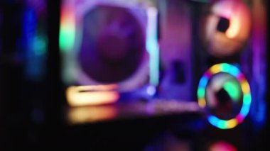 Bulanık arkaplan, elektronik bileşenler ve oyun masaüstü bilgisayarının gökkuşağı RGB ışıklandırması.