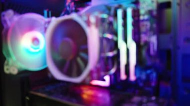 Teknoloji temalı bir arkaplan için odak dışı görüntü, RGB ışıklandırmalı bir oyun bilgisayarının iç elektroniği.