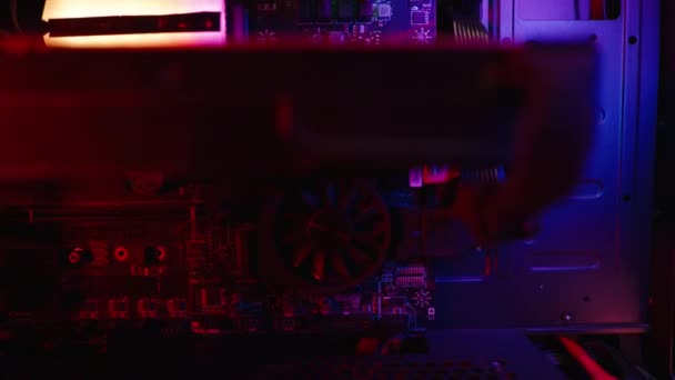 在一个装有彩虹灯的工作在黑暗中的游戏电脑里 多莉滑翔机 — 图库视频影像