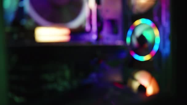 Pozadí Technologického Videa Vnitřní Komponenty Duhové Osvětlení Herního Počítače Tmě — Stock video