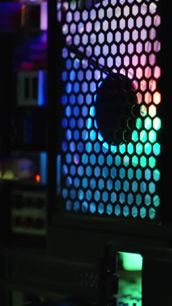 バーティカルビデオ テクノロジースプラッシュスクリーンの背景 虹の照明を搭載したゲームデスクトップPcの電子部品 フレーム全体にわたって焦点技術を遅くする — ストック動画
