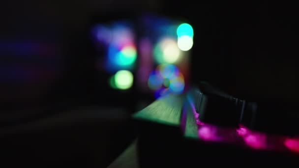 Karanlık Oda Renkli Işıklandırmalı Oyun Bilgisayarı Kamera Klavyeden Üzerindeki Mesafeye — Stok video